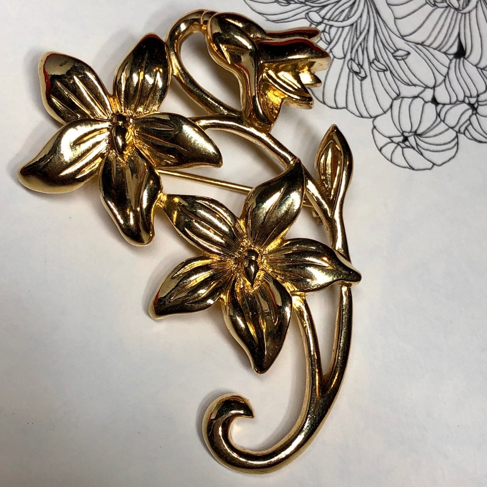 ❣️4/$15 Nice Vintage Gold Tone Flower Brooch